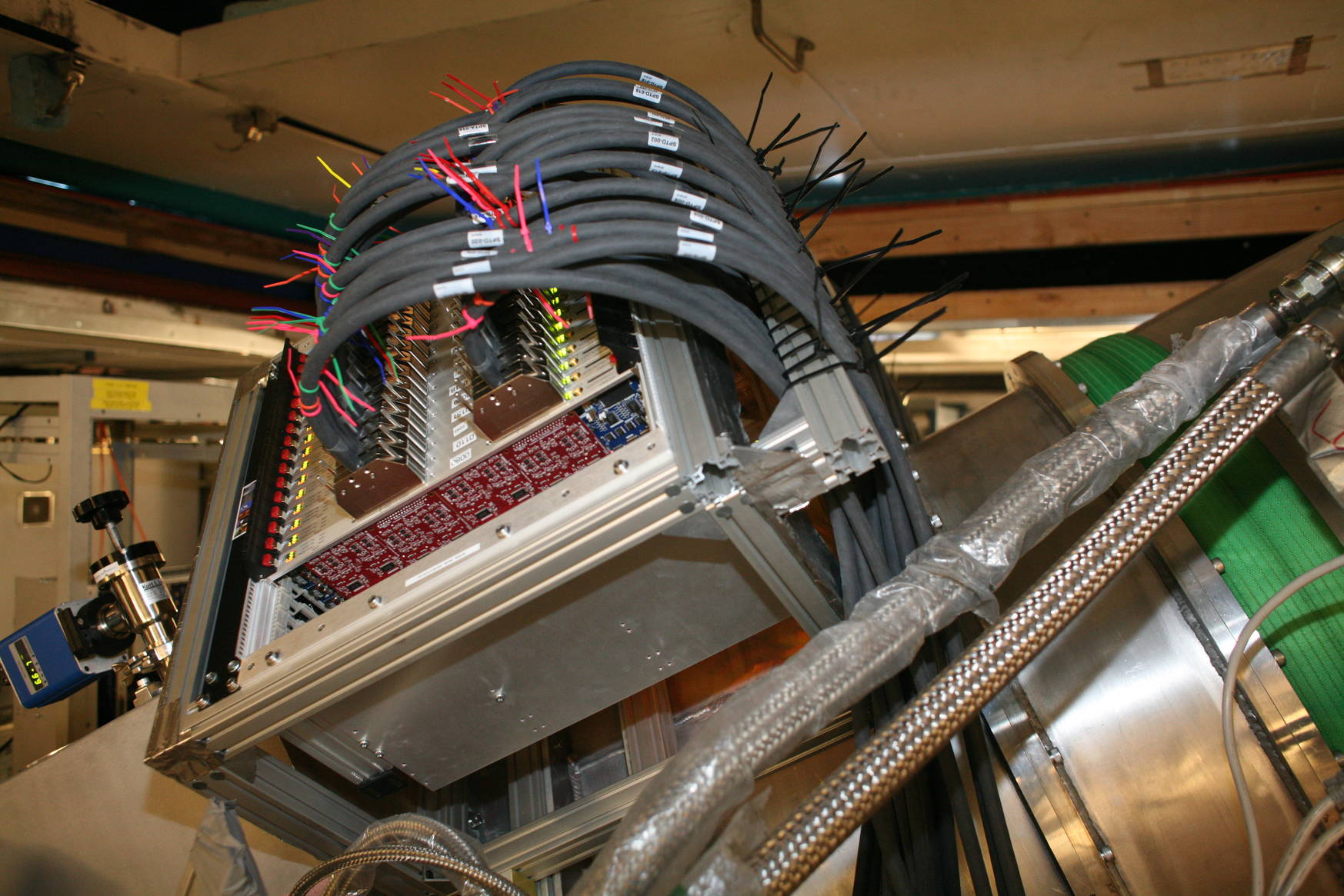 The readout electronics are cabled up and the receiver is ready to be lifted into the cabin.